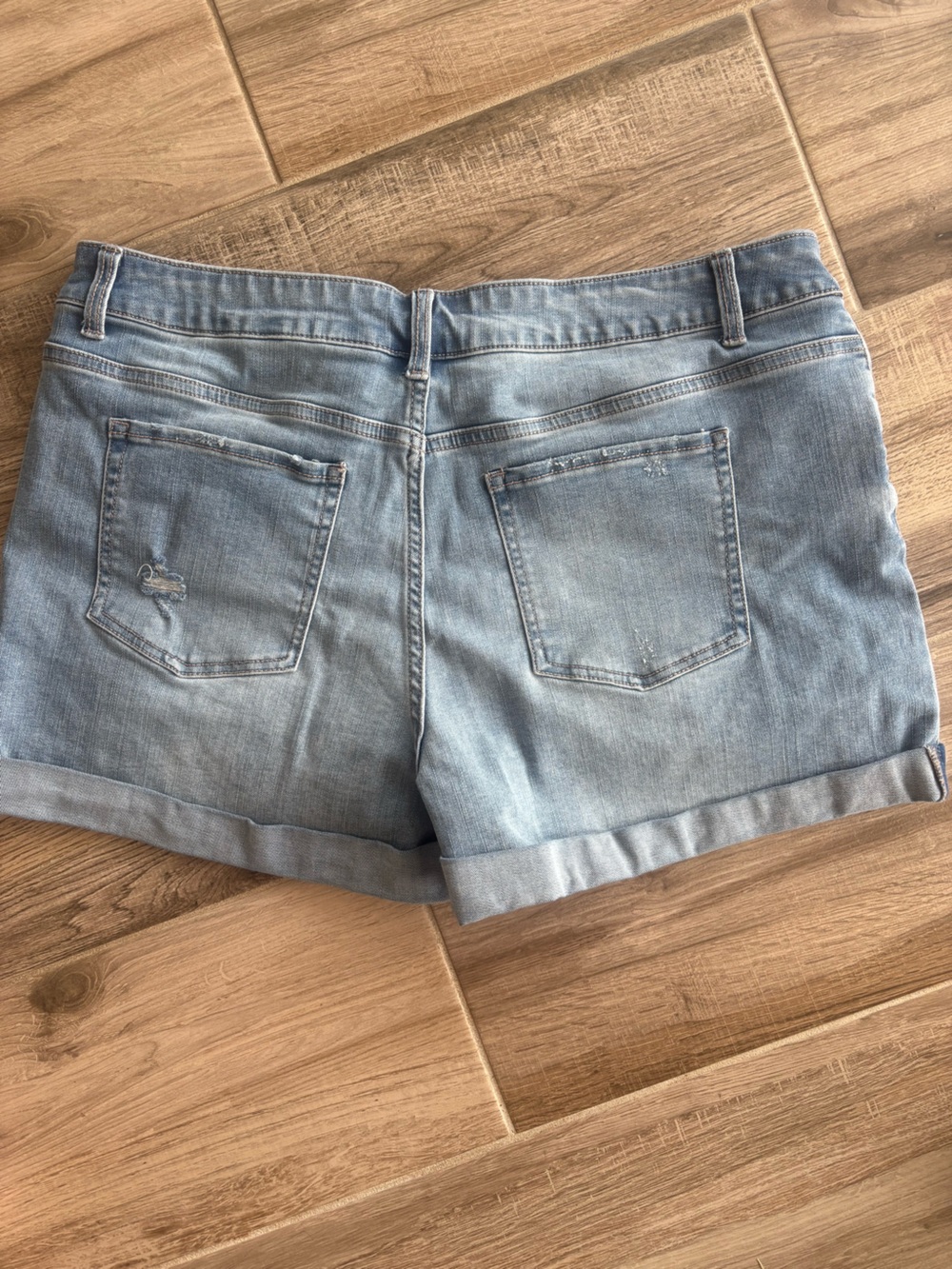 Time and Tru Light Blue Denim Roll-Cuff Shorts size 16 in great condition - Picture 3 of 3
